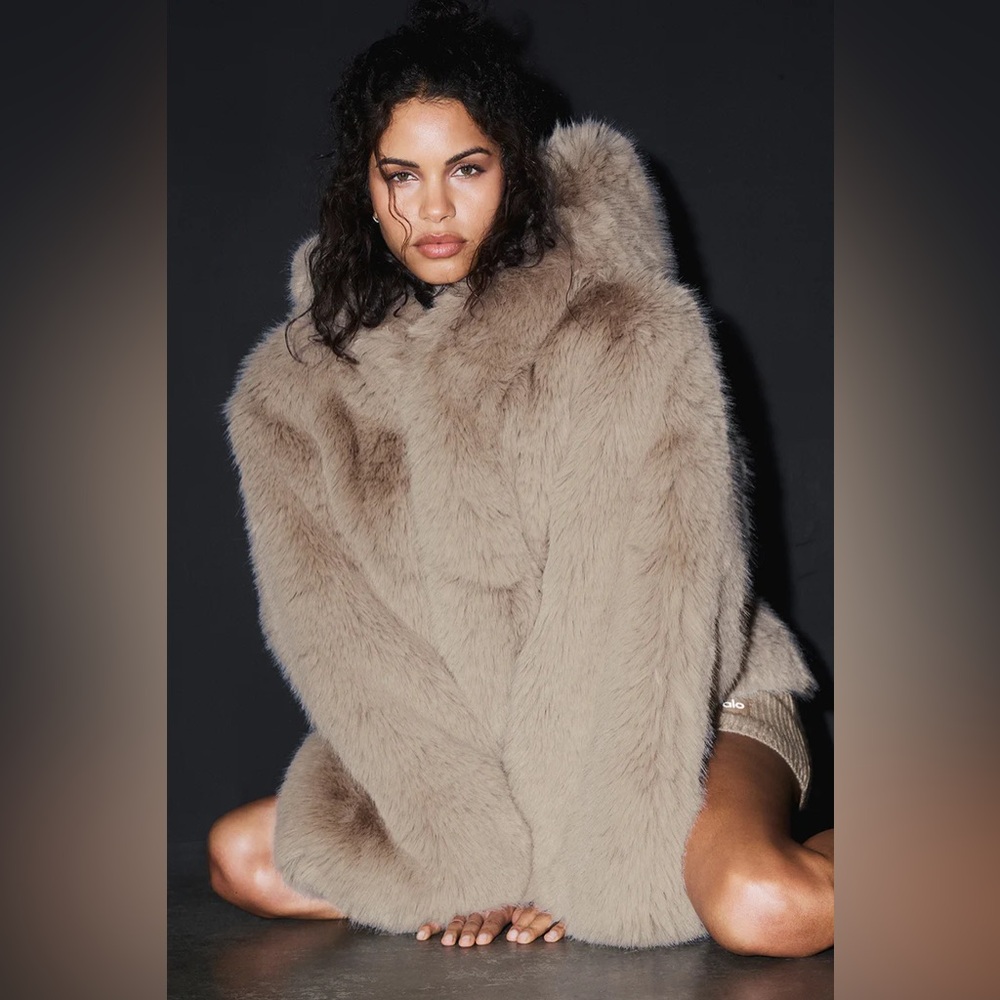 ALO Yoga Opulent Faux Fur Statement Jacket m/l oat